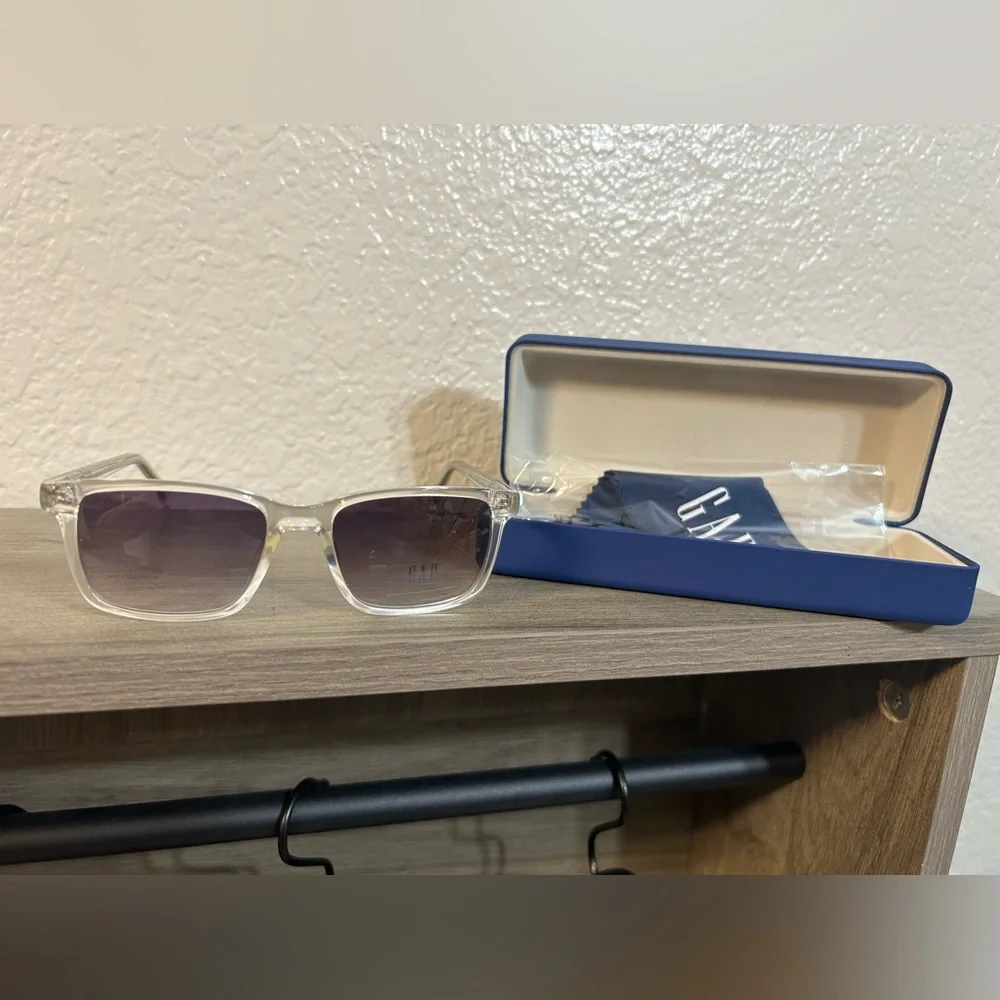 NWOT - GAP Sunglasses SGP200